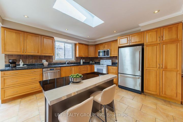 Photo 4 at 17 FOREST PARK Avenue, Nepean (City View/Skyline/Fisher Heights/Parkwood Hills), Ottawa