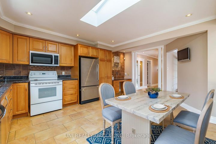 Photo 5 at 17 FOREST PARK Avenue, Nepean (City View/Skyline/Fisher Heights/Parkwood Hills), Ottawa