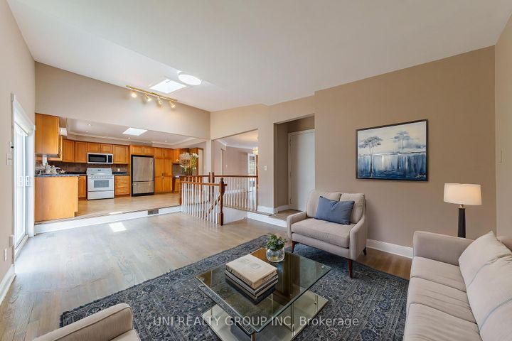 Photo 7 at 17 FOREST PARK Avenue, Nepean (City View/Skyline/Fisher Heights/Parkwood Hills), Ottawa