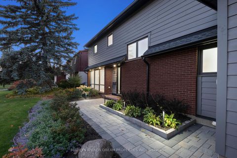 Photo 1 at 33 Commanche Drive, Nepean (City View/Skyline/Fisher Heights/Parkwood Hills), Ottawa