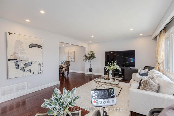 Photo 5 at 7 Kerry Crescent, Nepean (City View/Skyline/Fisher Heights/Parkwood Hills), Ottawa