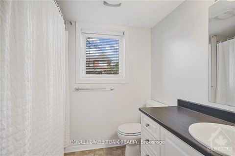 Photo 13 at 2 - 46 Barnstone Drive, Nepean (Barrhaven East), Ottawa