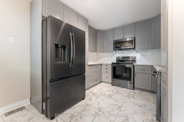 Photo 8 at 70 Halley Street, Nepean (Heritage Park), Ottawa