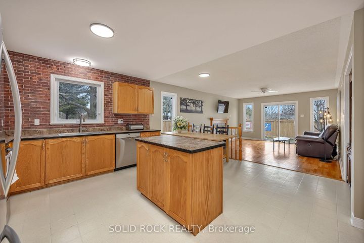 Photo 4 at 2 Newborough Crescent, Nepean (Barrhaven East), Ottawa