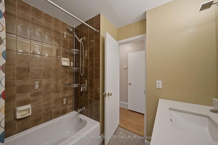 Photo 13 at 69 Woodmount Crescent, Nepean (Borden Farm/Stewart Farm/Carleton Heights/Parkwood Hills), Ottawa