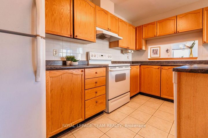 Photo 15 at 16 Pickwick Drive, Nepean (Cedargrove/Fraserdale), Ottawa