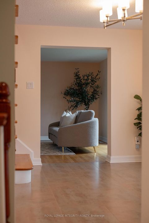 Photo 3 at 68 Beaver Ridge, Nepean (City View/Skyline/Fisher Heights/Parkwood Hills), Ottawa