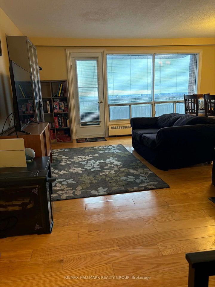 Photo 2 at 1217 - 20 Chesterton Drive, Nepean (Borden Farm/Stewart Farm/Carleton Heights/Parkwood Hills), Ottawa