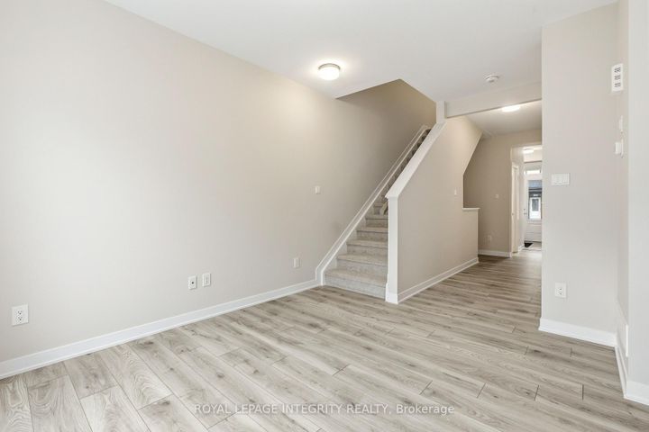 Photo 8 at 418 Les Emmerson Drive, Nepean (Heritage Park), Ottawa