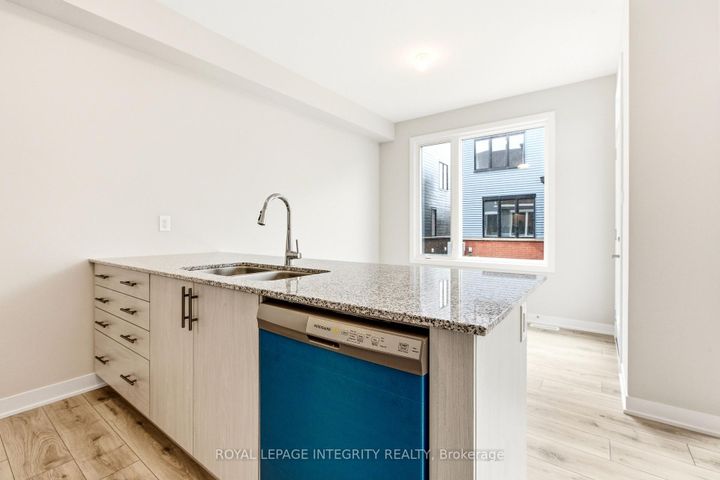 Photo 12 at 418 Les Emmerson Drive, Nepean (Heritage Park), Ottawa