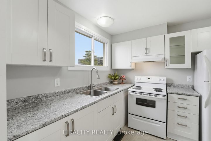 Photo 5 at 31 - 16 Glencoe Street, Nepean (Arlington Woods), Ottawa