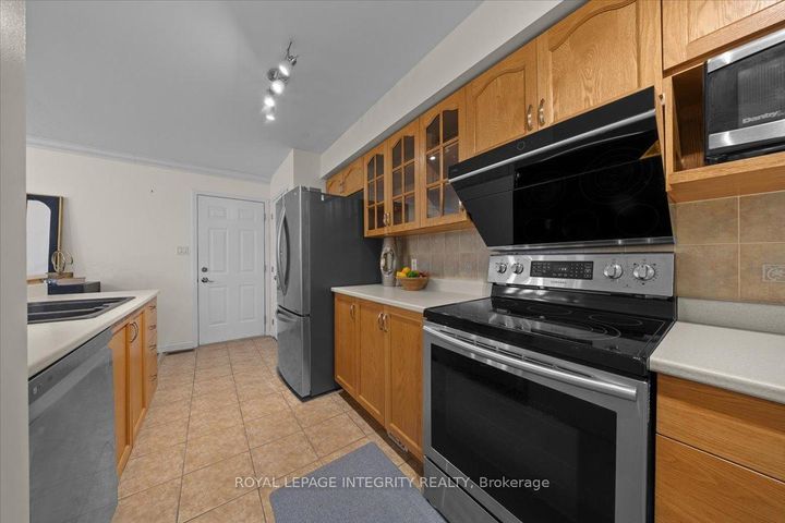 Photo 9 at 236 Wabiskaw Private, Nepean (Stonebridge), Ottawa