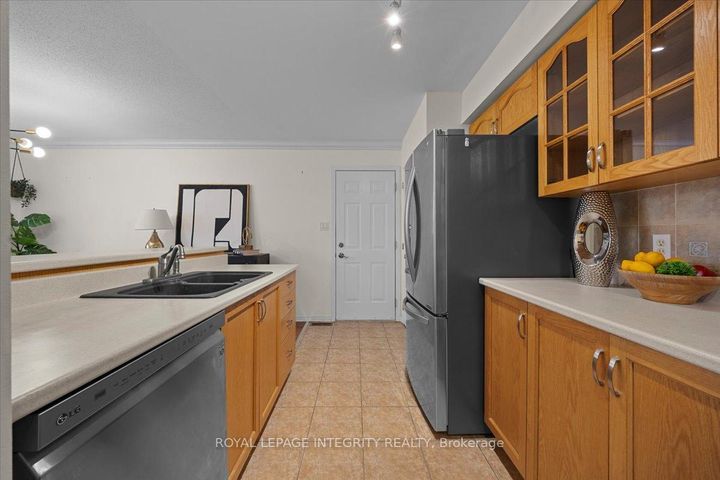 Photo 10 at 236 Wabiskaw Private, Nepean (Stonebridge), Ottawa