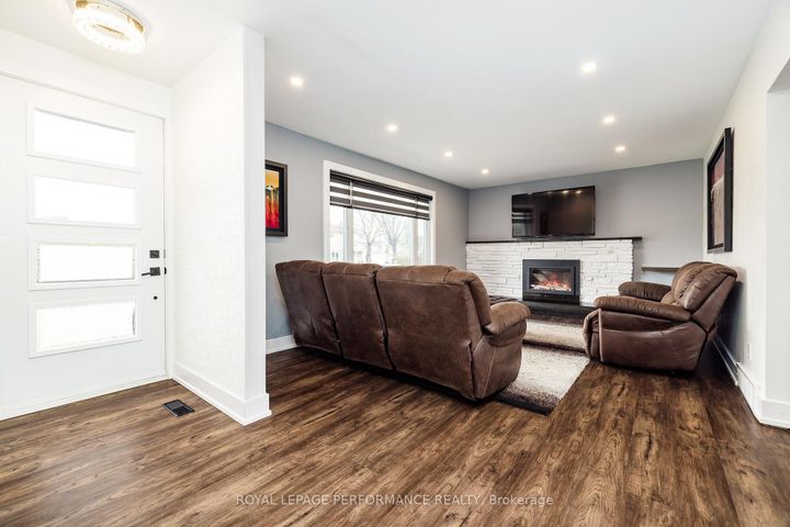 Photo 4 at 36 Largo Crescent, Nepean (Meadowlands/Crestview), Ottawa