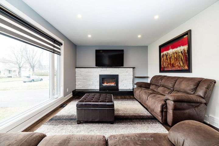Photo 5 at 36 Largo Crescent, Nepean (Meadowlands/Crestview), Ottawa
