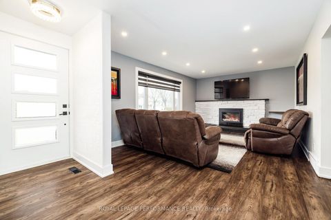 Photo 4 at 36 Largo Crescent, Nepean (Meadowlands/Crestview), Ottawa