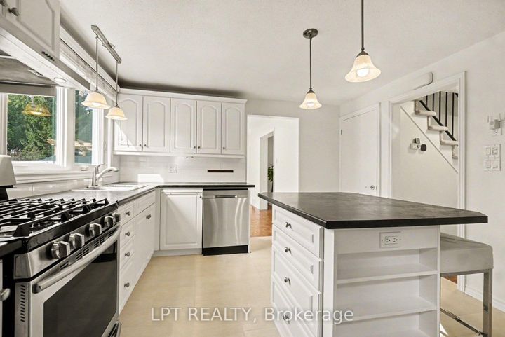 Photo 3 at 38 Lindhurst Crescent, Nepean (Briargreen), Ottawa