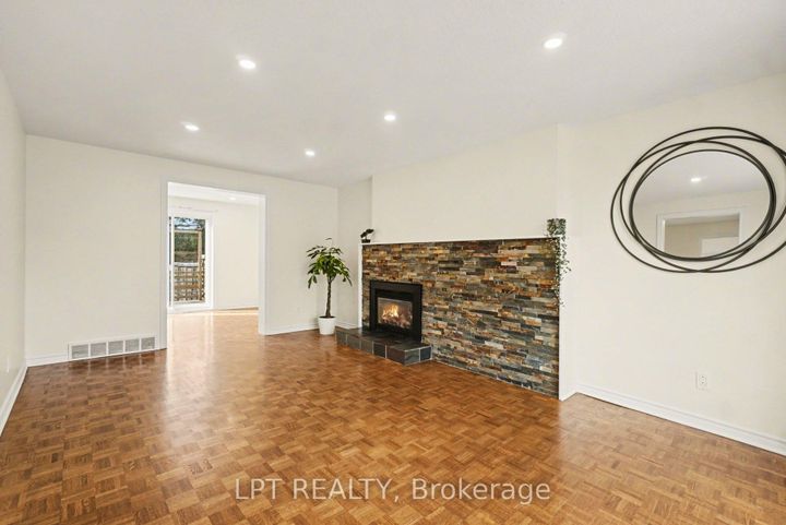 Photo 6 at 38 Lindhurst Crescent, Nepean (Briargreen), Ottawa