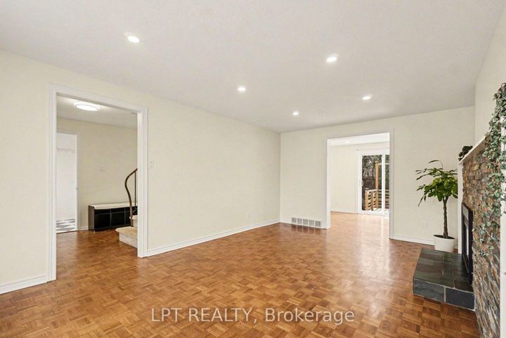 Photo 7 at 38 Lindhurst Crescent, Nepean (Briargreen), Ottawa