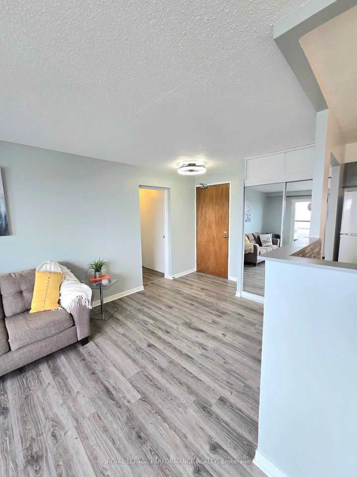 Photo 5 at 1113 - 20 Chesterton Drive, Nepean (Borden Farm/Stewart Farm/Carleton Heights/Parkwood Hills), Ottawa