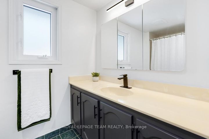 Photo 15 at 28 Holitman Drive, Nepean (Knollsbrook), Ottawa