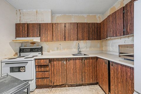 Photo 10 at 610 - 900 Dynes Road, Nepean (Carleton Square), Ottawa