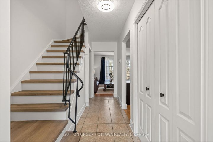 Photo 3 at 285 Monterey Drive, Nepean (Leslie Park), Ottawa