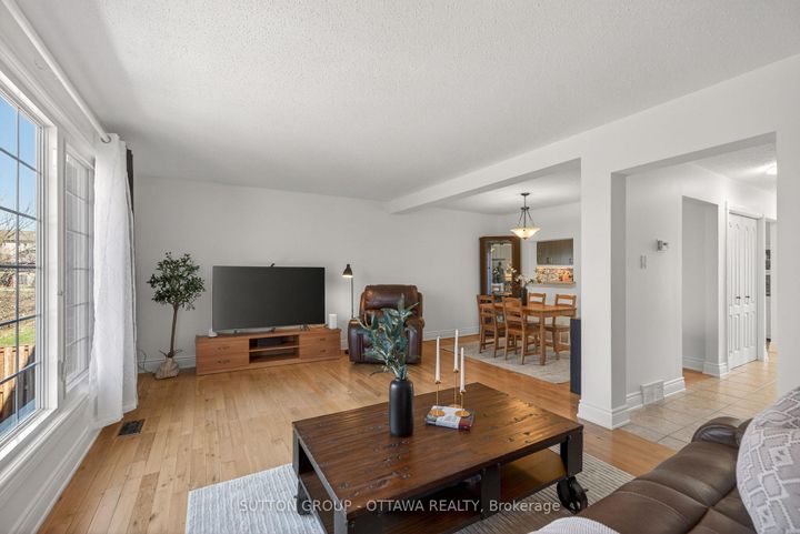 Photo 10 at 285 Monterey Drive, Nepean (Leslie Park), Ottawa