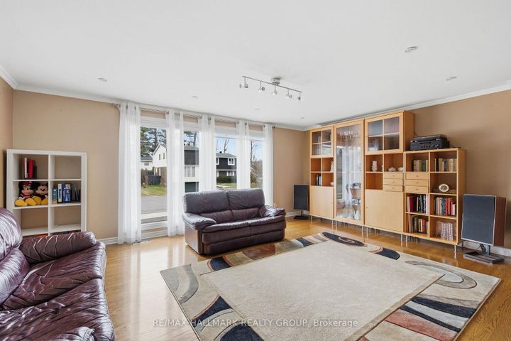 Photo 4 at 23 Riverbrook Road, Nepean (Arlington Woods), Ottawa