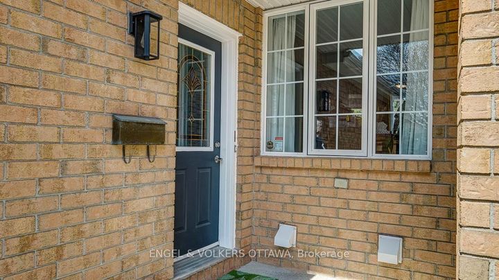 Photo 1 at 19 Mullcraft Crescent, Nepean (Longfields), Ottawa