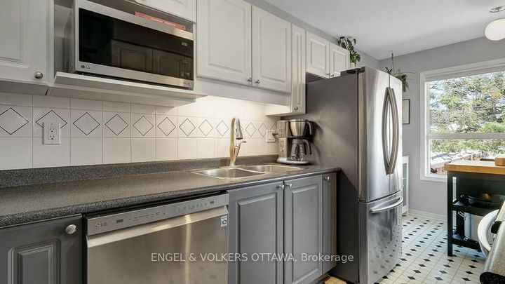 Photo 11 at 19 Mullcraft Crescent, Nepean (Longfields), Ottawa