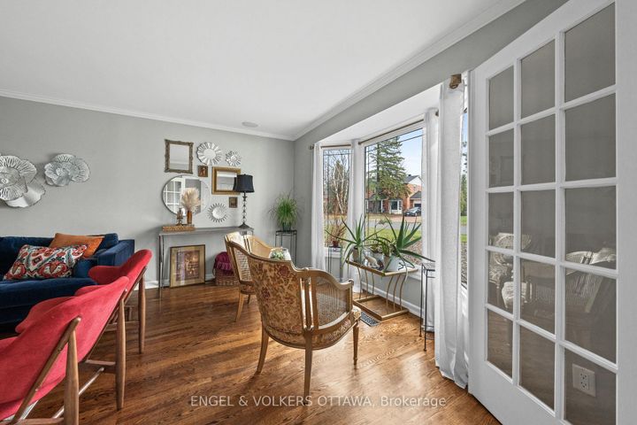 Photo 4 at 1 Erinlea Court, Nepean (Pineglen/Country Place), Ottawa