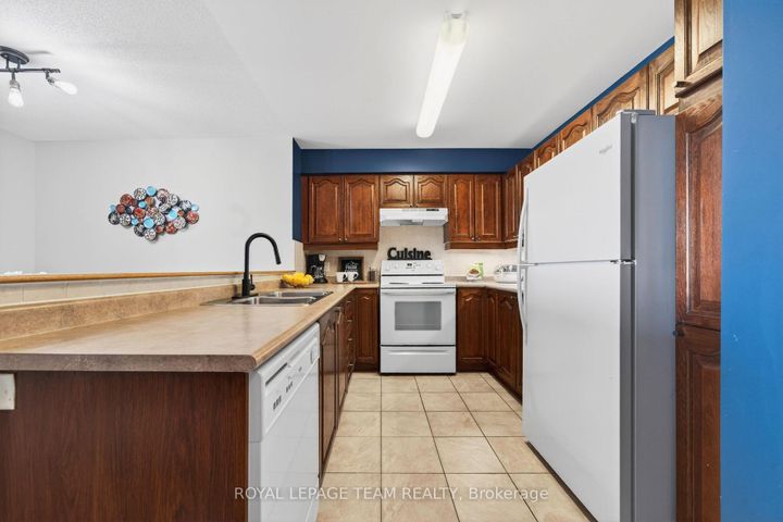 Photo 8 at 811 - 120 Grant Carman Drive, Nepean (Mooneys Bay/Revelstoke), Ottawa