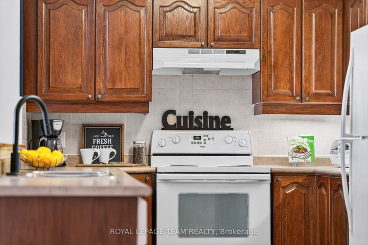 Photo 10 at 811 - 120 Grant Carman Drive, Nepean (Mooneys Bay/Revelstoke), Ottawa