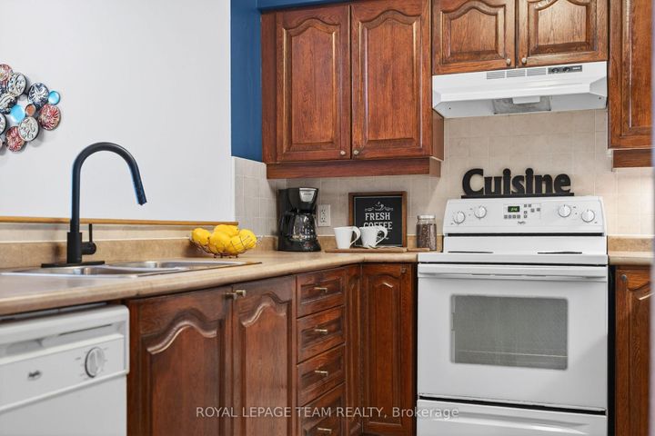 Photo 11 at 811 - 120 Grant Carman Drive, Nepean (Mooneys Bay/Revelstoke), Ottawa