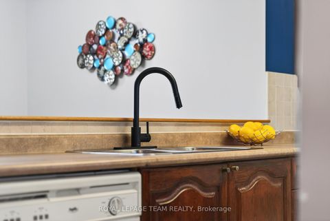 Photo 12 at 811 - 120 Grant Carman Drive, Nepean (Mooneys Bay/Revelstoke), Ottawa