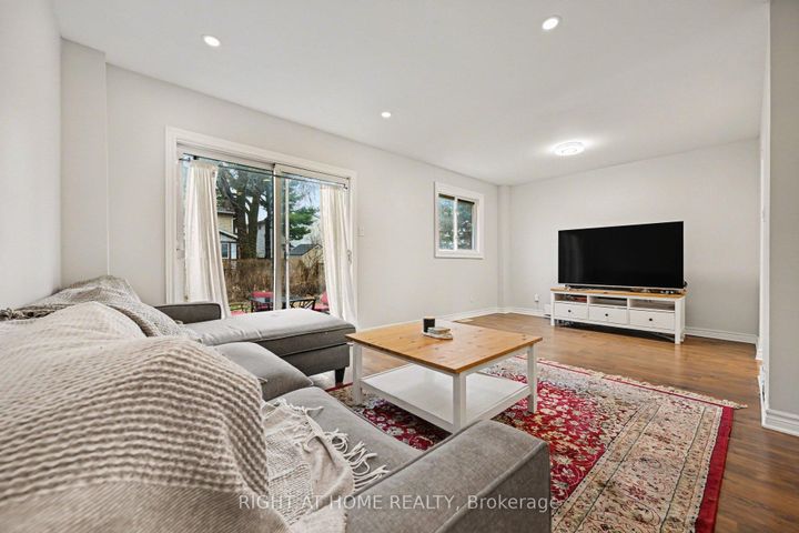 Photo 4 at 6 Wolfgang Drive, Nepean (Knollsbrook), Ottawa