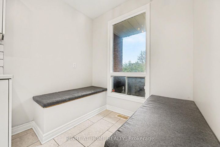 Photo 8 at 6 Wolfgang Drive, Nepean (Knollsbrook), Ottawa