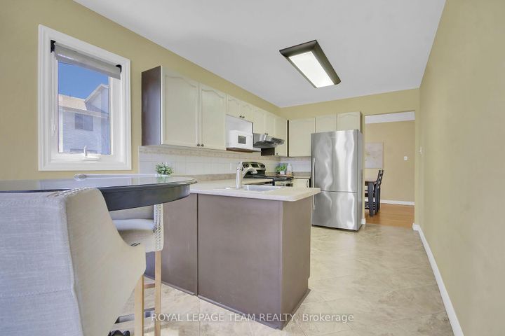Photo 11 at 207 Beatrice Drive, Nepean (Longfields), Ottawa