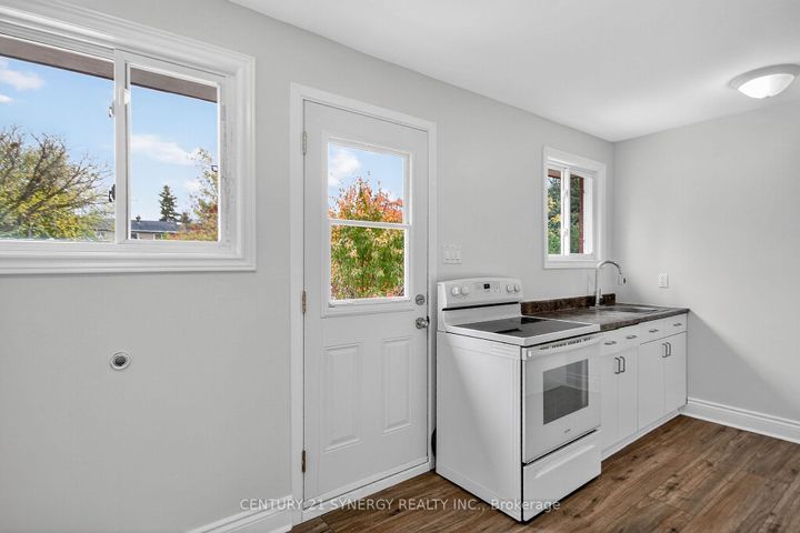 Photo 2 at 928 Meadowlands Drive, Nepean (Carleton Heights), Ottawa