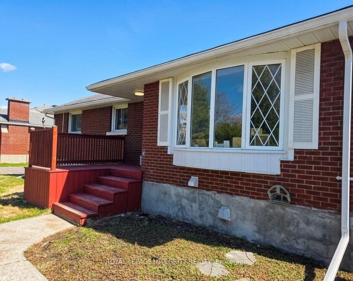 Photo 1 at 176 Oakridge Boulevard, Nepean (Meadowlands/Crestview), Ottawa