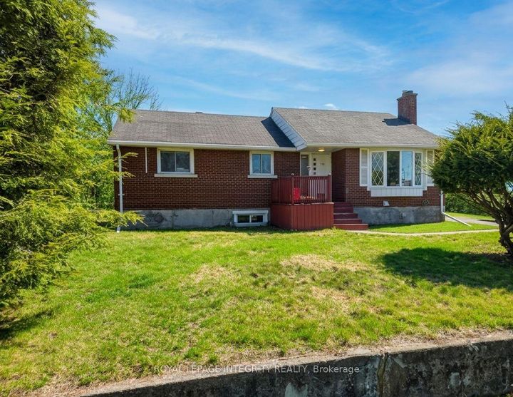 Photo 2 at 176 Oakridge Boulevard, Nepean (Meadowlands/Crestview), Ottawa