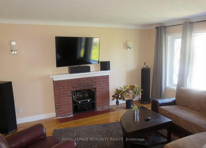 Photo 3 at 176 Oakridge Boulevard, Nepean (Meadowlands/Crestview), Ottawa