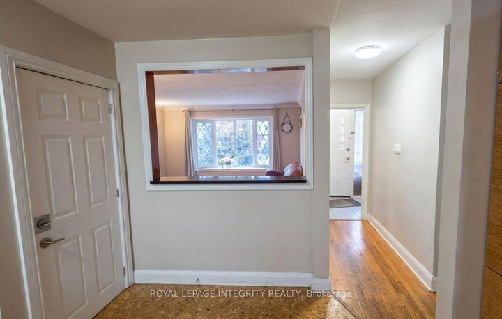 Photo 4 at 176 Oakridge Boulevard, Nepean (Meadowlands/Crestview), Ottawa