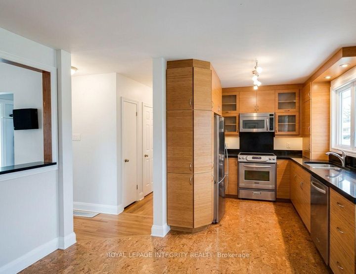 Photo 6 at 176 Oakridge Boulevard, Nepean (Meadowlands/Crestview), Ottawa