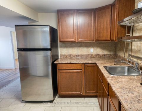 Photo 10 at 176 Oakridge Boulevard, Nepean (Meadowlands/Crestview), Ottawa