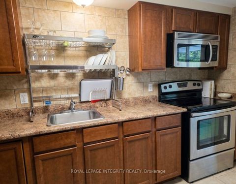 Photo 11 at 176 Oakridge Boulevard, Nepean (Meadowlands/Crestview), Ottawa