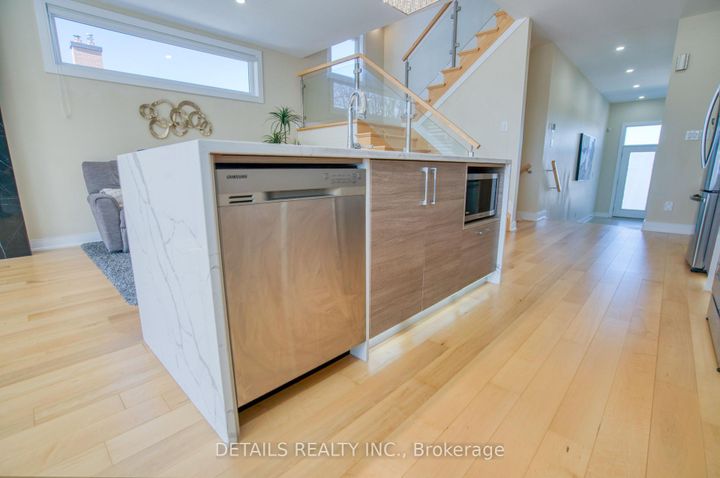 Photo 13 at 992 Baseline Road E, Nepean (City View/Skyline/Fisher Heights/Parkwood Hills), Ottawa