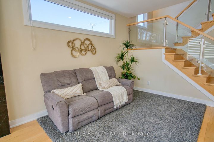 Photo 15 at 992 Baseline Road E, Nepean (City View/Skyline/Fisher Heights/Parkwood Hills), Ottawa