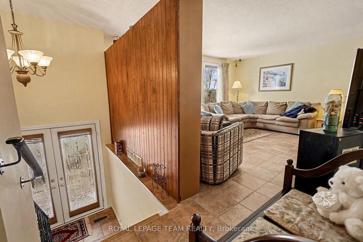 Photo 3 at 30 Juniper Court, Nepean (Borden Farm/Stewart Farm/Carleton Heights/Parkwood Hills), Ottawa